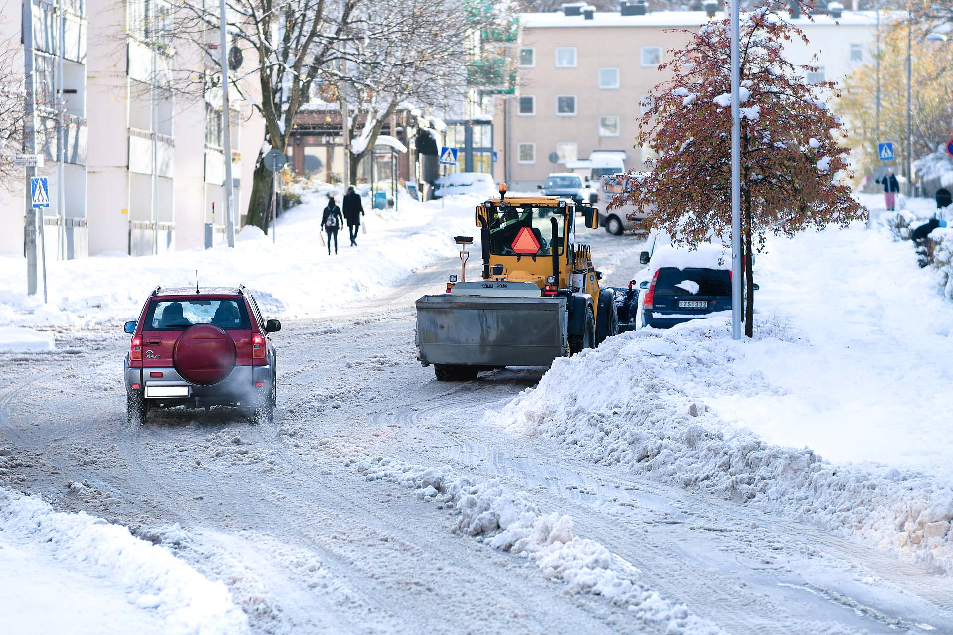 Déneigement d'une route en ville